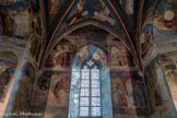 <center>Chapelle Saint-Jean.</center>Située juste au-dessous de la chapelle Saint-Martial, la chapelle Saint-Jean est l’oratoire du Consistoire. Elle porte ce nom car ses murs et sa voûte sont décorés de fresques narrant la vie de saint Jean le Baptiste et de saint Jean l’Evangéliste. Ce cycle peint a été réalisé entre 1346 et 1348 par une équipe dirigée par Matteo Giovannetti. Le peintre reprend ici un sujet très répandu à l’époque, notamment à la basilique Saint-Jean-de-Latran à Rome. La référence à ce modèle contribue symboliquement et politiquement à faire d’Avignon, la nouvelle Rome. S’appuyant sur une iconographie classique et codifiée, le peintre construit un ensemble décoratif plus épuré et moins bouillonnant que celui de la chapelle Saint-Martial. Il n’en demeure pas moins novateur dans sa manière d’affirmer son goût pour le naturalisme, l’art du portrait et les mises en espaces savamment élaborées, relevant des expérimentations picturales italiennes les plus abouties.