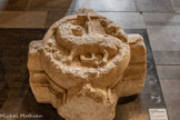 <center>Le Consistoire.</center>CLEF DE VOÛTE ORNÉE DE L’AGNEAU PASCAL. XIVe siècle.
Pierre.
Provient de la loggia de l’Indulgence. Palais des Papes.