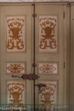 <center>Revestiaire Pontifical.</center>Les murs de cette salle sont actuellement couverts de boiseries du XVIIIe siècle provenant du bureau des consuls de l’ancien hôtel de ville d’Avignon.