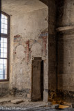 <center>La Chambre antique du Camérier.</center>Les grandes fenêtres sont ornées d’arcatures bleues et rouges et d’une frise issue du blason de Pierre François Montorio (1604-1607) où alternent coupeaux et fleurs de lys.