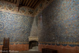 <center>La Chambre du Pape</center>Elle est réservée au pontife. Il y dort près des cubiculaires, valets à son service, mais il peut également y donner des audiences particulières. La chambre se situe dans la tour du Pape, dans laquelle sont superposées toutes les richesses de la papauté. Les niveaux sont reliés entre eux par des escaliers logés dans l'épaisseur des murs. Le cellier ouvre sur le jardin, surmonté de la salle du Trésor puis de la Chambre du Camérier réservée au principal collaborateur du pape. À l'étage supérieur, la chambre du Pape est surmontée du Trésor haut qui abrite la bibliothèque. Un petit cabinet de travail est accessible depuis la chambre.