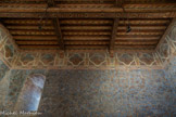 <center>La Chambre du Pape</center>Dans les ébrasements des baies, des gables gothiques peints en trompe-l'œil soutiennent des cages à oiseaux habitées ou vides. Les oiseaux représentés à de nombreux endroits, évoquent selon certains auteurs l'âme humaine et les cages, le corps, les rinceaux symbolisant le paradis. Très différent des décors ornementaux fréquents dans le Palais, celui de la Chambre du Pape aurait une portée symbolique et politique.