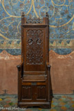 <center>La Chambre du Pape</center>En 1963, un pavement complet de carreaux de terre cuite émaillée est mis au jour dans le Studium.
Il est l’unique sol du XIVe siècle conservé dans sa disposition d’origine. Les carreaux historiés présentent divers décors peints de vert et brun (oxyde de cuivre et de manganèse) sur fond blanc (étain) : figures géométriques, animales, végétales et blasons. Ces motifs répondaient harmonieusement aux peintures qui ornaient les murs. D’autres carreaux de ce type ont été trouvés lors de fouilles réalisées dans le Palais. Ils étaient fabriqués en grande quantité par des artisans de Saint-Quentin-la-Poterie près d’Uzès (Gard actuel). Les papes en firent un grand usage, comme en attestent les nombreux achats enregistrés dans les comptes.