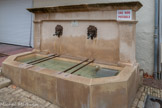 <center>Fontaine Maudite.</center>Il est impossiblede boire son eau. En effet, cette fontaine a été installée en 1545, à proximité de l’ancien rempart de Cadenet. À cette époque, il n’y a pas d’autre fontaine dans le village ou à proximité, en dehors de sa soeur jumelle qui se trouvait en bas de la rue. Les habitants devaient jusqu’alors se contenter de citernes ou de puits, pouvant transmettre des maladies. Hélas, si la fontaine du bas de la rue dispose d’une source située assez loin du village, en direction de Villelaure, celle-ci, par contre, dispose d’une source qui vient du pied du château de Cadenet, et passe donc sous l’ancien cimetière du village qui se trouvait derrière l’église. Pendant un peu moins de quatre siècles, des épidémies, en particulier de typhoïde, se propagèrent à intervalles réguliers, avec pour épicentre cette fontaine. Finalement, les dernières victimes moururent en 1943. Après ce moment, la fontaine cessa de couler. Plus d’épidémie ! Aujourd'hui, elle fonctionne avec de l'eau recyclée.