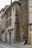 <center>La rue Victor Hugo </center>Maison avec une étrave à bossages qui est un vestige de l'ancien rempart. Au milieu se trouve un oratoire vide.