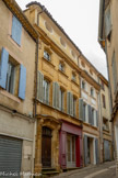 <center>La rue Victor Hugo </center>Maison avec, sur la façade, des tables, des agrafes audessus des fenêtres et un attique )étage au sommet d'une construction, plus étroit que l'étage inférieur).
