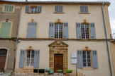 <center>Place du 14 juillet</center>En contre-bas de la place, une belle maison avec une porte du XVIIe siècle.