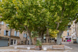 <center>Place du 14 juillet</center>Située près de l’horloge, cette charmante petite place était le cœur du village. C'est ici que se tenait le marché, d’où autrefois son nom de place du Marché. Elle fut rebaptisée place du 14 Juillet pour honorer la Révolution française.
Depuis 1566, le marché de Cadenet a lieu tous les lundis au centre du village. Au fil du temps, il a changé de lieu au fur et à mesure de son agrandissement.