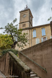 <center>Tour de l’Horloge – Le Beffroi</center>Le beffroi de Cadenet a été créé en 1885. Il surplombe l’ancienne Mairie de Cadenet, qui se trouvait au premier étage de la rue Danton et au rez-dechaussée de la rue du Tambour d’Arcole. Lors de sa création, un virulent débat eut lieu sur la cloche à y installer. En effet, la municipalité voulait utiliser la cloche qui servait au tocsin du XVIe siècle se trouvant sur le petit clocher du château. Cependant, dans l’esprit des cadenétiens, cette cloche, qui protégeait les Cadenétiens depuis des siècles devait rester à sa place. C’est une veuve, Madame Chauvin, qui fi t don d’une forte somme pour faire fondre une nouvelle cloche pour le beffroi et construire un nouveau clocheton pour laisser l’ancienne cloche à sa place. Au rez-de-chaussée de la rue Danton se trouvait la caserne des pompiers jusque dans les années 1980. Le clocher retrouva sa vocation de tocsin, puisque qu’une sirène y fut insta