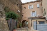 <center>Ancien hôpital.</center>Un passage voûté relie ce qu’étaient les deux parties de l'Hôpital Vieux utilisé jusqu’en 1775.