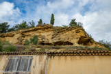 <center>Habitats troglodytes</center>Au sommet, le Castrum Cadenatum, premier état du château, a donné son nom à Cadenet. Littéralement : « les habitants d’un haut lieu ». Datant du XIe siècle, ce monument historique porte les marques des seigneurs de Cadenet et du vicomte Antoine Honoré d'Oraison, qui a réalisé d'importants travaux entre 1541 et 1549. 
Tout d'abord pillé en 1792, le château est démonté pierre par pierre par les villageois au fil du temps. Beaucoup de maisons de Cadenet sont construites avec ces vestiges.