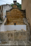 <center>Fontaine et Lavoir des Hérauts</center>Cette fontaine a été installée en 1806, en même temps que quatre autres. Celle-ci avait la particularité d’avoir une inscription sur le haut de son chapiteau indiquant «Cousin Maire». En effet, Monsieur Cousin présida à la création de ces cinq fontaines. Il signa donc l’une d’entre elles.
