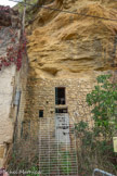 <center>Habitats troglodytes</center>Les caves en safre étaient fraîches et humides, ce qui permettait à l’osier de rester souple. Elles étaient également utilisées pour la production de salpêtre, en latin médiéval signifiant « sel de pierre ». C’est une conséquence des remontées d’humidité du sol. Il était destiné à la fabrication du plus ancien explosif chimique connu : la poudre noire ! Appelée également poudre à canon ou à fusil, elle était, entre autres, utilisée localement pour les défenses du rempart ou pour l’usage personnel des chasseurs .