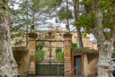 <center>Ancien hôtel Dieu.</center>Hôtel-Dieu construit en 1775 par Toussaint Contard grâce aux libéralités de la vicomtesse Marguerite Delphine de Tourves, l'hôpital de Cadenet, devenu après la Révolution propriété de la commune, est resté en activité et sert aujourd'hui d'hospice ; il se composait initialement d'un seul corps de bâtiment auquel on adjoignit successivement une aile ouest avant 1857, une chapelle néo-gothique en 1860 et une aile est en 1862 dont l'architecte était E. Sollier