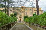 <center>Ancien hôtel Dieu.</center>Hôtel-Dieu construit en 1775 par Toussaint Contard grâce aux libéralités de la vicomtesse Marguerite Delphine de Tourves, l'hôpital de Cadenet, devenu après la Révolution propriété de la commune, est resté en activité et sert aujourd'hui d'hospice ; il se composait initialement d'un seul corps de bâtiment auquel on adjoignit successivement une aile ouest avant 1857, une chapelle néo-gothique en 1860 et une aile est en 1862 dont l'architecte était E. Sollier