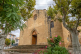 <center>Église Saint-Étienne</center>L’église fut construite en dehors de l’enceinte à priori avant la fondation de l’agglomération. Elle fut initialement sous l'égide de l'abbaye Saint-Eusèbe de Saignon avant d'être cédée à l'abbaye Saint-Victor de Marseille en 1173. Cette église, qui a obtenu le monopole quasi exclusif du culte dès la fin du XIIIe siècle, illustre l'importance croissante du prieuré dans le diocèse. En 1548, la façade occidentale avec sa porte en arc brisé couronné d’une archivolte retournée et surmontée d’un oculus fut refaite par la communauté. Les habitants de Cadenet ont pris l'initiative de nombreuses réparations au début du XVIIIe siècle. L’inscription « République Française - Liberté - Fraternité » fut ajoutée sous la Troisième République.