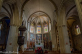 <center>Église Saint-Étienne</center>Elle est caractérisée par une architecture mêlant styles roman et gothique, avec une nef gothique du XIVe siècle, voûtée en berceau brisé divisées en quatre travées par des doubleaux soutenus par des contreforts. De la même période datent une partie du chœur polygonal et du clocher carré. Deux chapelles latérales furent construites par la suite. Elles sont couvertes d’une croisée d’ogives ainsi que le choeur. A la tombée des voûtes, on observe des motifs représentant des figures fantastiques ou des visages de moines. Les trois dernières chapelles latérales furent édifiées sur le modèle des précédentes entre 1643 et 1724. La décoration de l’église fut complétée au cours du XVIIIème avec l’aménagement du parvis, la confection d’une chaire, d’une grille de communion et d’un tambour de porte. Des modifications, furent encore apportées à l’église afin de l’agrandir lors de la première moitié du XIXème : les murs de séparation des chapelles latérales furent percés pour les transformer en collatéraux et construire la tribune au-dessus du tambour de l’entrée.