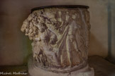 <center>Église Saint-Étienne</center>On voit un personnage assis, vêtu d'une robe serrée par une ceinture ; il pleure ; il porte une longue barbe ; à ses pieds est un petit autel portatif, sur lequel une flamme s’élève.
