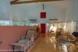 <center>Musée de la vannerie</center>Créé par le Conseil Général, avec le concours du Ministère de la Culture, le Musée de la Vannerie a été inauguré en Juillet 1988.
Installé sur l’emplacement de l’ancien atelier de LA GLANEUSE, il conserve et présente au public les témoins d’une activité qui a marqué profondément l’histoire de cette communauté villageoise aux XIXe et XXe siècles.
C’est la rencontre des activités agricoles traditionnelles avec la possibilité de la récolte de l’osier dans le lit de la Durance qui a provoqué la naissance de la vannerie à Cadenet. Activité familiale tout d’abord, répondant aux besoins de la récolte et du stockage, elle diversifie ses productions pour passer au stade du petit artisanat et atteindre, dans les années 1920-1930, les dimensions d’une véritable industrie. De 1820 à 1978, Cadenet n’a jamais cessé d’être un village de vanniers.
Aujourd’hui, cette activité économique, les relations sociales et les modes de vie qu’elle a engendrés ont laissé des traces fortes et profondes dans la mémoire collective des Cadenétiens. C'est ce sentiment d’appartenance à un passé commun qui a conduit les habitants du village à constituer les collections de leur musée. L’Association des AMIS DE CADENET ainsi que la municipalité ont relayé ce souhait et contribué à sa réalisation.
Les membres de l’Association ont ainsi réalisé le premier inventaire des collections du futur Musée. Par l’intermédiaire des dons et des dépôts, plus de 400 objets ou lots d'objets sont aujourd’hui, soit présentés en exposition permanente, soit conservés en réserve. Les fabrications, les outils, les matériaux utilisés dans les ateliers sont présentés dans la salle d'exposition principale et le long de deux couloirs latéraux.