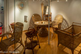 <center>Musée de la vannerie</center>A côté de ces fabriques fonctionnent également plusieurs ateliers familiaux, dont celui de FLORET qui cultivait des oseraies et employait 3 à 4 personnes ou encore celui d’ELISA RAVEL.
Vers 1910 : BAPTISTIN ROUBERT créait LA GLANEUSE en reprenant l'ancienne MAISON JACQUEME et la coopérative de GILLET. Il emploie jusqu'à cent personnes à Cadenet et une vingtaine dans les annexes créées à Lourmarin et à Gardanne. LA GLANEUSE et ses annexes cessèrent leur activité à la déclaration de guerre en 1939
La vannerie de Cadenet connut sa période la plus florissante dans les années 1920 - 1930 : les différentes fabriques employaient alors plusieurs centaines d'ouvriers, hommes et femmes, aussi bien dans le secteur administratif que dans la production.
1944 : Les ÉTABLISSEMENTS MARTIN frères reprennent l'ancien atelier GUIGUES qui fabriquait des bonbonnes en osier brut et s'installent à LA GLANEUSE, sur la roule de Marseille. Mutuelle avenue Philippe de Girard). MARTIN emploiera jusqu'à 65 ouvriers en fabriquant également de l’ameublement en rotin. LA GLANEUSE fermera ses portes en 1969
1946 : MARCEL VINCENT, originaire du centre vannier de Fayl-Billot, en Haute-Marne, s’installe à Cadenet et se spécialise dans l’ameublement en rotin, avec 35 ouvriers entre 1950 et 1960. Son atelier sera le dernier à cesser son activité en 1978.