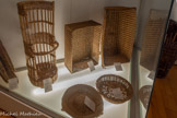 <center>Musée de la vannerie</center>Le rotin provient de plusieurs espèces de palmiers-lianes des zones tropicales, notamment dans le sud-est de l’Asie. Cette tige épineuse constituée de plusieurs fibres est un matériau souple et solide, utilisé pour de la vannerie plus fine. Deux catégories de rotins : rotins maigres, rotins gras. Du point de vue de leur section on distingue plusieurs variétés. Le rotin est employé soit en section pleine, soit sous forme de tiges filées sur filières industrielles.
Après le lavage, le triage et le calibrage les tiges de rotin à filer subissent les opérations suivantes : 1 - la fente qui permet d'obtenir les 