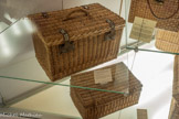 <center>Musée de la vannerie</center>Toilette. Osier rond blanc, laiton. Vannerie à montants paralmèles, tissage en crocane, poignée sur couvercle, bord natté, fermetures à serrures métalliques. Fabriquée à Cadenet, début XXe siècle.