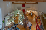 <center>Musée de la vannerie</center>Nous nous trouvons au début du 20ème siècle, la vannerie connaît son plein essor. Aux côtés des ateliers familiaux, monsieur Gillet met en œuvre la première coopérative à participation ouvrière qui sera active pendant 10 ans avant d’être remplacée en 1910 par la coopérative La Glaneuse de monsieur Roubert, employant une centaine de personnes.
Avec ces coopératives, la vannerie prend un nouvel essor. Les débouchés s’étendent jusqu’à Paris puis à l’étranger.
L’arrivée de la Première Guerre Mondiale marque l’émancipation des femmes qui, en tant que vannières, poursuivent l’activité durant la mobilisation des hommes. Ainsi, la vannerie continue à se développer malgré un exode rural des jeunes en quête d'un travail plus sûr et mieux rémunéré. La Seconde Guerre Mondiale se déclarant, la Glaneuse et ses annexes cessent toute activité.
L’arrivée en 1946 de monsieur Vincent, venant de Fayl-Billot en Haute-Marne, redonne à la vannerie un nouveau souffle grâce à l'utilisation du rotin.