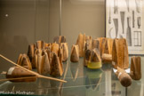 <center>Musée de la vannerie : les outils.</center>FENDOIRS A TROIS ET QUATRE BRINS
Utilisés à Cadenet, Ets MARTIN (1944-1969)
Bois : hêtre, chêne et buis.
Servent à fendre la tige d'osier en brins fins. 
Don : Ets MARTIN - inv. 121 et 122