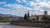<center>Lourmarin</center>Au fond, le massif du Luberon, comprenant notamment les montagnes du Grand et du Petit Luberon, mesure plus de soixante kilomètres de long pour une largeur de cinq kilomètres environ, et son point culminant est le Mourre Nègre, sommet arrondi qui s'élève à 1 125 mètres d'altitude, dans le Grand Luberon (le dernier sommet, à droite).