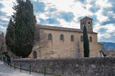 <center>Le temple de Lourmarin</center>Le fief passe aux Créquy-Lesdiguières au XVIIe siècle et aux Neufville de Villeroy, puis fut acheté le 7 juillet 1719, par Jean-Baptiste Bruny, négociant, industriel (armateur à Marseille), banquier, et secrétaire du roi en 1711, dit de La Tour d'Aigues. Après la révocation de l'édit de Nantes en 1685, une partie des viticulteurs huguenots du village fuient aux Pays-Bas puis sur les bateaux de la Compagnie néerlandaise des Indes orientales pour s'installer dans la communauté des huguenots d'Afrique du Sud. Le temple est construit, à partir du 17 avril 1806, sur les plans de Michel-Robert Penchaud datant de 1805 (architecte de la ville de Marseille, la  porte d'Aix, l'hôpital Caroline, le temple protestant de la rue Grignan). Les travaux sont financés par la commune de Lourmarin, pour le bâti, ainsi que par celle de Puyvert, pour le mobilier. Le temple est de forme rectangulaire, sur une base de 12 mètres de long, sur 6 de large. Il est inauguré en 1818, après douze ans de travaux.
