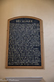 <center>Le temple de Lourmarin</center>Les tableaux pourraient dater de l'inauguration du temple en 1817. Ces tableaux sont cintrés dont la toile, peinte en noir, porte des inscriptions en blancs. Cadre rapporté en bois. Inscription : les dix commandements ou décalogue, suivis des deux commandements du Sommaire de la Loi, tiré de l'Evangile selon saint Matthieu.