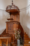 <center>Le temple de Lourmarin</center>La chaire se trouve dans une niche hemi-circulaire, dans l'axe de l'édifice. Elle est composée d'une chaire de lecteur surmontée d'une chaire pastorale. Cette dernière est accessible par un escalier en fer à cheval. L'ensemble est en noyer avec incrustations de filets de bois sombre (poirier noirci ?). La cuve, de plan hexagonal est munie d'un pupitre et possède un dorsal et un abat-voix avec couronnement composé d'une galerie et d'éléments chantournés.