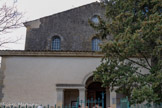 <center>Le temple de Lourmarin</center>La paroisse est membre de l'Église protestante unie de France. Le temple de Lourmarin se caractérise par sa façade néoclassique centrée sur une serlienne. Façade sévère couronnée d'un pignon et percée de trois niveaux de baies : porte centrale en plein cintre sur impostes. Oculus circulaire dans le pignon. La façade est cachée jusqu'à mi- hauteur par un porche en appentis.