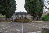 <center>La Fontaine aux Trois Masques de Lourmarin</center>Le sculpteur Louis Dideron qui a œuvré dans la partie Nord du château, a réalisé la fontaine aux Trois Masques pendant la seconde Guerre Mondiale, alors qu’il s’était retiré à Lourmarin. Conçue sur les plans de l’architecte Henri Pacon (1882-1946), elle sera inaugurée le 12 juillet 1947, en présence de Raoul Dautry (1880-1951) Maire de Lourmarin, du préfet du Vaucluse, du sous-préfet de la ville d’Apt, du président du Conseil Général et des ingénieurs chargés de l’adduction d’eau du village.