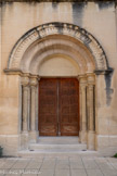 <center>L'église Saint-Trophime-Saint-André</center>La portail est surmonté d'une arcature à double rouleau, avec un rouleau d'archivolte à palmettes.