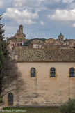 <center>Lourmarin</center>Le Castellas. Les maisons du village primitif s’enroulaient autour de la butte du Castellas au sommet de laquelle se trouvait une tour fortifiée de l’an mil, qui surveillait le passage de la Méditerranée vers les Alpes. Aujourd'hui, on y voit le beffroi, ou 