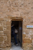 <center>Château de Lourmarin</center>L’escalier défensif à vis. A l’époque médiévale, les escaliers tournaient toujours dans le sens des aiguilles d’une montre. En effet lorsque les chevaliers attaquaient la tour, tenant leur épée de la main droite, ils étaient gênés par le pilier central. Tandis que les défenseurs, en descendant l'escalier, avaient tout l’espace à leur droite. De cette façon, l’arme dans la main droite, ils utilisaient le poids de leur corps pour repousser les attaquants.