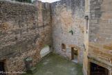 <center>Château de Lourmarin</center>Au-dessus de la porte de l’ancienne prison , il y a une accolade sculptée dans la pierre, un décor du Moyen-Age.