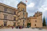 <center>Château de Lourmarin</center>A droite, le château vieux. Louis d'Agoult-Montauban, fils et héritier de Louise, fut à partir de 1527, l’initiateur du Château neuf. Implanté sur le rocher, à l’ouest et en contre-haut de deux étages par rapport au Château vieux, le nouvel édifice contredit et cherche à supplanter l’ancien, en adoptant le site et l’apparence d’un château-fort.	
Le bâtiment réalisé devait, en effet, servir d’amorce à la constitution d’un grand quadrilatère cantonné de tours rondes, selon un type inauguré en Provence au XIVe siècle et resté en vogue jusqu'au 17ème siècle.
La construction paraît avoir été interrompue, peut-être ruinée, lors de l'invasion des armées de Charles Quint en 1536.