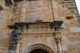 <center>Château de Lourmarin</center>Détail de la tour : chapiteaux composites au rez-de- chaussée.