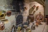 <center>Château de Lourmarin</center>La Cuisine. Voici la plus grande cheminée du Château. Les cuisiniers du seigneur pouvaient faire cuire deux cochons, ou deux moutons. Les cuivres qui sont accrochés au mur de la cheminée sont provençaux. Les cuivres posés sur le sol de la cheminée ont été rapportés de Palestine, du Liban et de la Syrie par Robert Laurent-Vibert. Le grand plat, à droite, derrière un samovar, vient du Maroc.