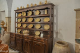 <center>Château de Lourmarin</center>La Cuisine. En haut, des tisanières en faïence  jaspée.
