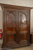 <center>Château de Lourmarin</center>La Cuisine. L’armoire, de style Louis XIV, date du 17ème siècle.