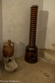 <center>Château de Lourmarin</center>La Cuisine. A gauche, une fontaine de marbre en forme d’hippopotame du Nil