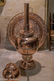 <center>Château de Lourmarin</center>La Cuisine. Le grand plat, à droite, derrière un samovar, vient du Maroc.