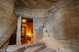 <center>Château de Lourmarin</center>Entrée de la chambre d’Honneur, dite des Dames. A gauche, l'entrée de la sallestre dont la porte est la seule d’origine dans tout le château ; elle a été trouvée intacte et en place par Robert Laurent-Vibert.