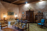 <center>Château de Lourmarin</center>Chambre d’Honneur, dite des Dames. Chambre à coucher décorée dans le style provençal du 18éme siècle. Le canapé provençal à trois places s’appelle une « Radassière ». Au fond à droite de cette chambre une superbe armoire ornée d'un panier sculpté.