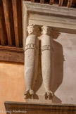 <center>Château de Lourmarin</center>Chambre d’Honneur, dite des Dames. La cheminée. Toutes les cheminées du château neuf ont ce décor qui s’inspire de modèles publiés en 1561 par Jacques Androuet du Cerceau avec des têtes d’indiens couronnées de plumes, et des griffes assurant la liaison entre l'amphore galbée et le socle rectangulaire.