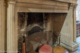 <center>Château de Lourmarin</center>Chambre d’Honneur, dite des Dames. La cheminée.