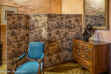<center>Château de Lourmarin</center>Chambre d’Honneur, dite des Dames. Le paravent et le lit sont ornés d’une très belle toile de Jouy, dans laquelle ont également été confectionnés les rideaux